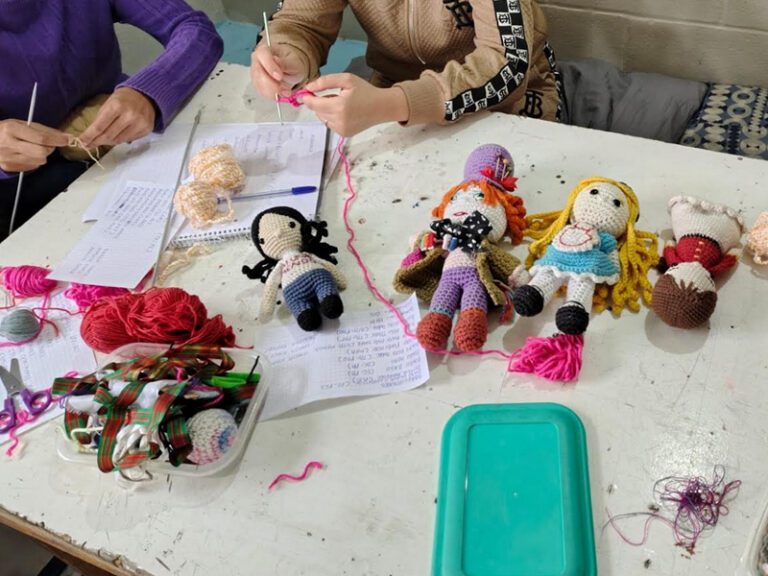 Inició un taller de muñequería en la Unidad 47
