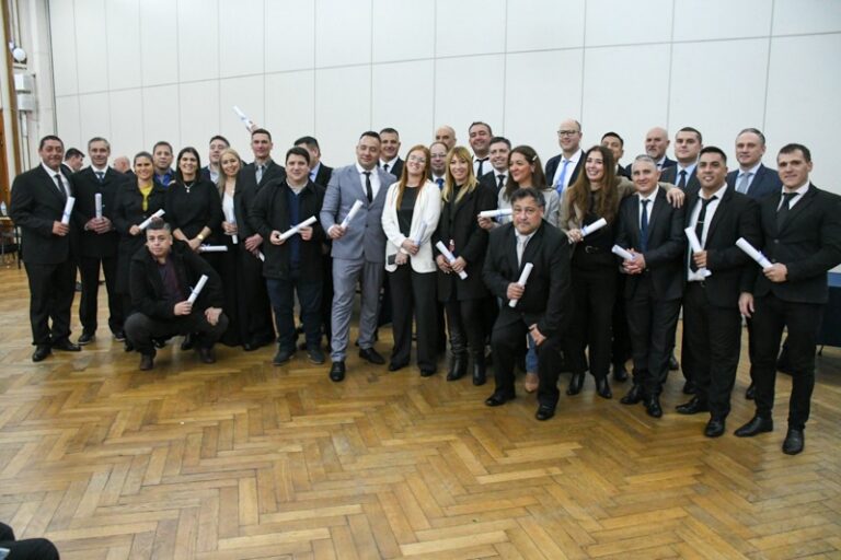 Colación histórica:  oficiales penitenciarios se graduaron como licenciados en la Universidad Nacional de La Plata