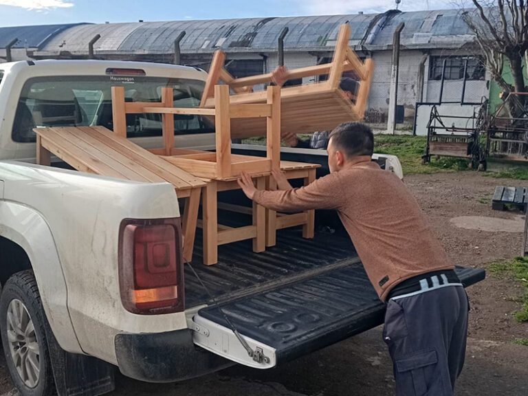 Privados de la libertad fabricaron bancos de madera para el Centro “Diego Armando Maradona”