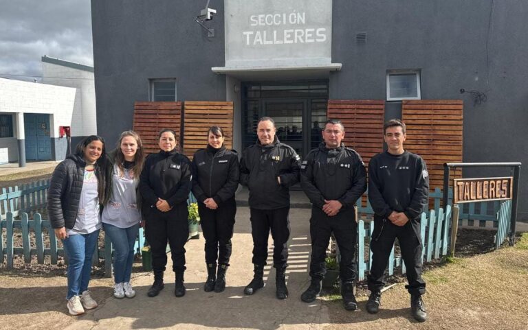 Personas privadas de libertad de la Unidad 35  fabrican paneles de madera para un jardín de infantes