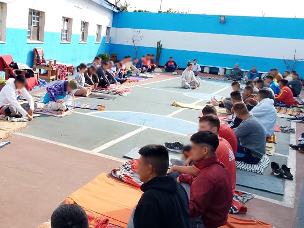 Privados de la libertad practican yoga en la Unidad 39