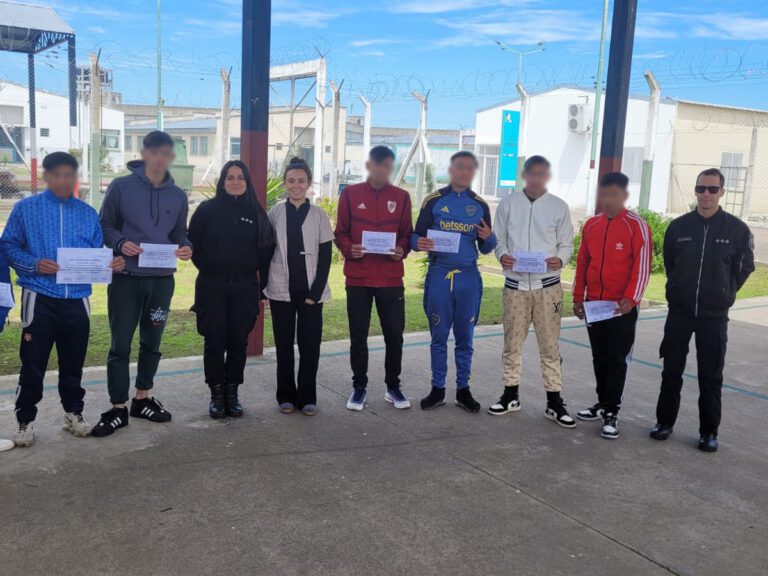 Entrega de certificados del taller de alfabetización en la Unidad 54