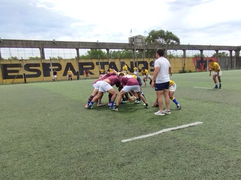 Encuentro deportivo de rugby entre equipos de la Unidad 41 y del Complejo San Martín
