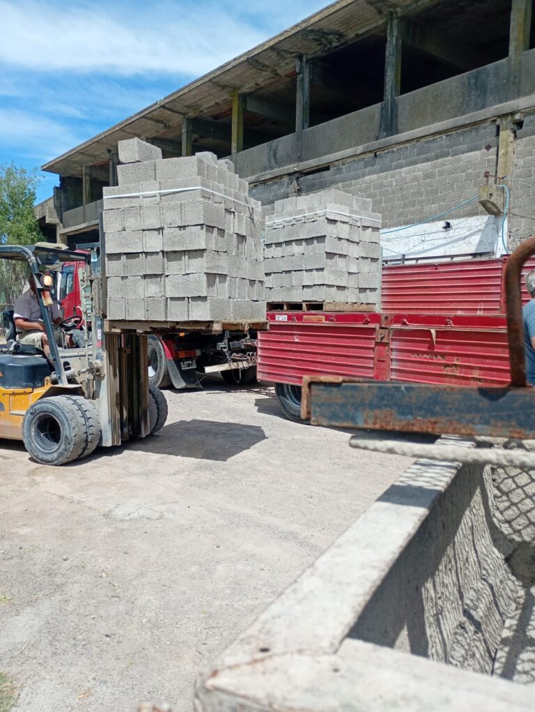 En una cárcel bonaerense de Sierra Chica fabricaron bloques de concreto para proyectos solidarios
