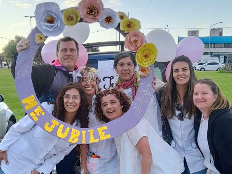 Emotiva despedida a una docente por sus 12 años en la EEPA N° 705