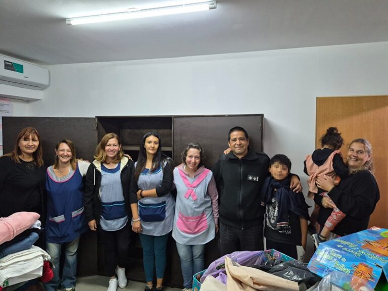 La Casa del Niño recibió dos muebles fabricados en la Unidad 1