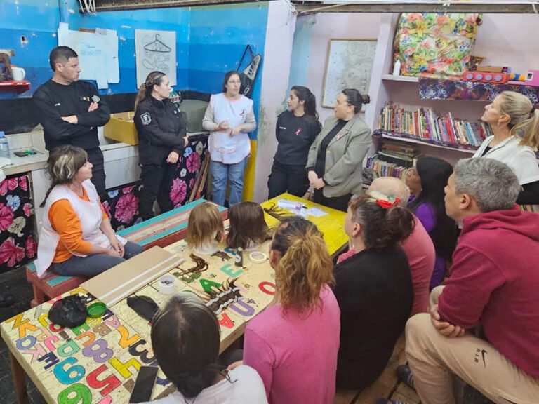 “Pelucas solidarias” trabaja con personas privadas de la libertad en la Unidad 2
