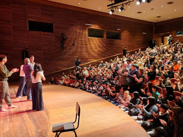 Cadetes y personal disfrutaron de una velada artística en el Teatro Argentino