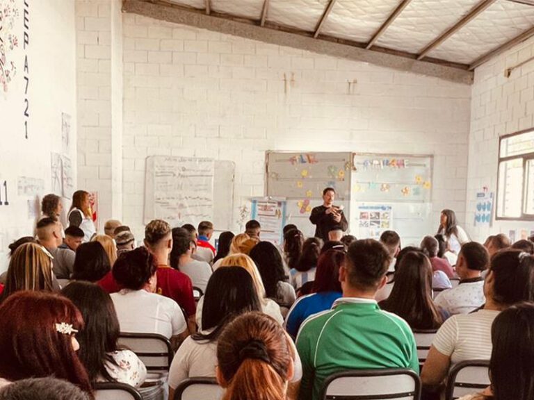 Encuentro literario con el escritor Juan Solá en la Unidad 47 San Martín