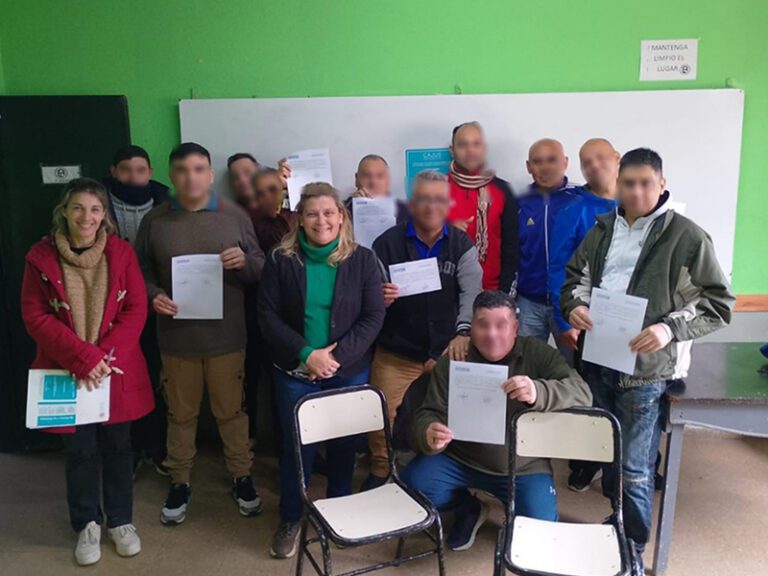 Entrega de certificados y reconocimientos en el marco del proyecto de formación laboral