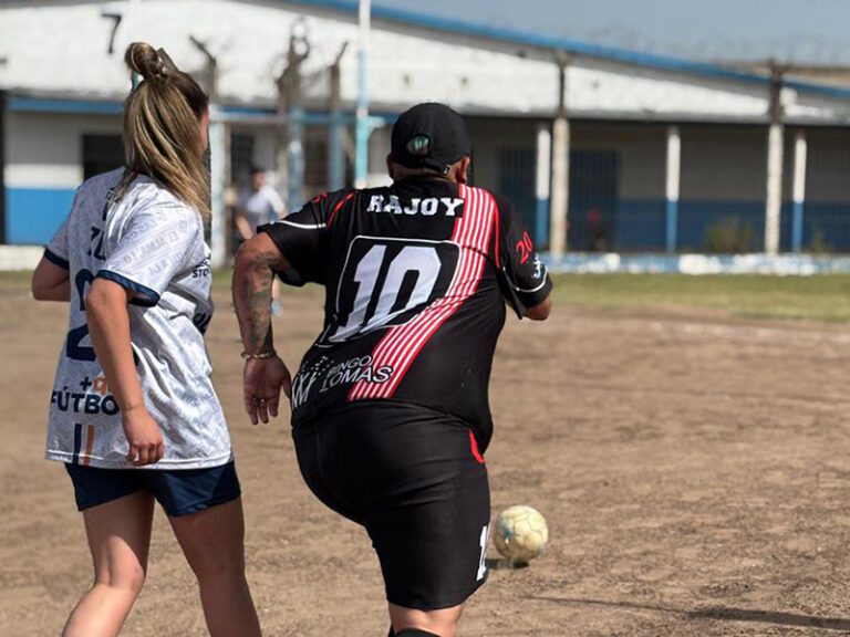 Encuentro amistoso de fútbol femenino en la Unidad 40