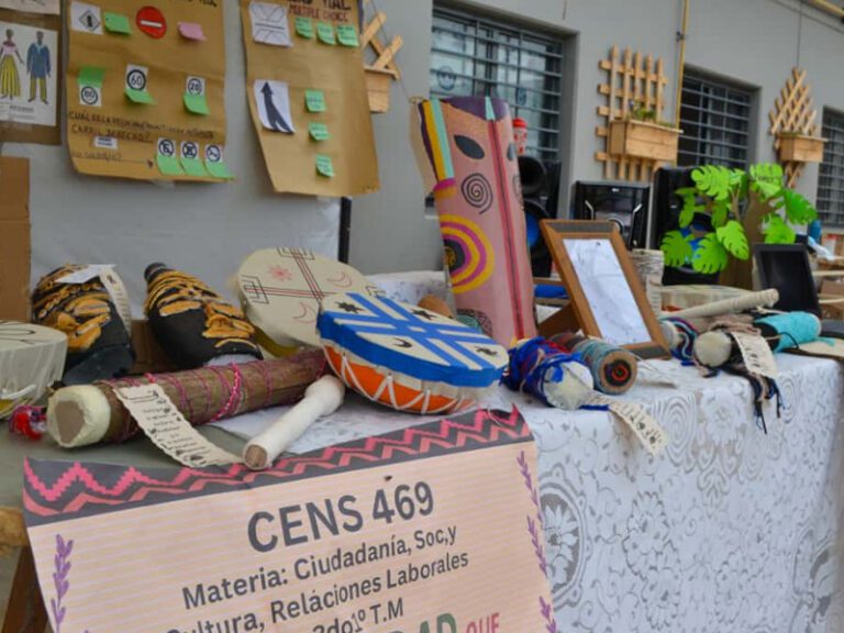Muestra anual y egreso de la primera promoción de la escuela secundaria de la Unidad 60