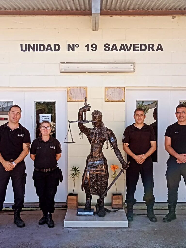 La Unidad 19 inauguró una escultura de la justicia realizada por personas privadas de libertad