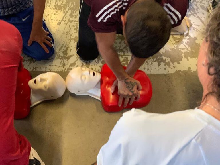 Capacitación en RCP para estudiantes de la Unidad 41