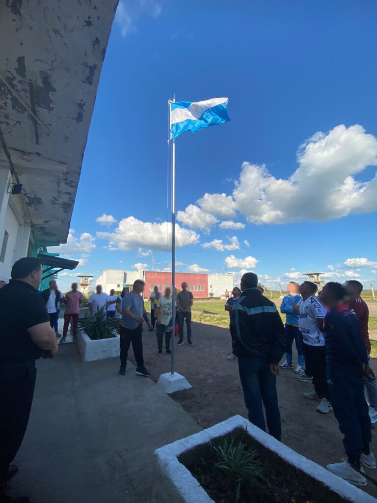 En la Unidad 27 celebraron el Día de la Tradición con la inauguración de un nuevo mástil