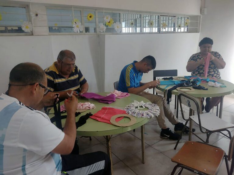 Adornos navideños ya se producen en la Unidad 13