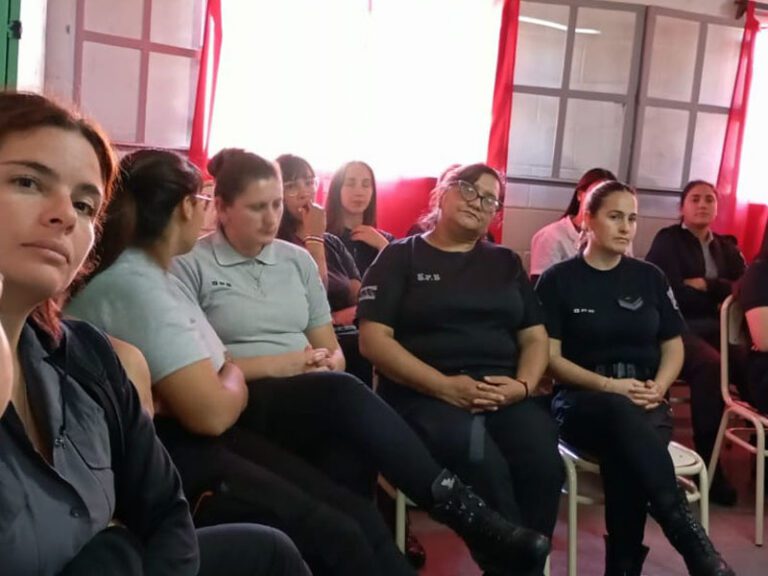 Charla sobre consumos problemáticos para el personal del Complejo Campana