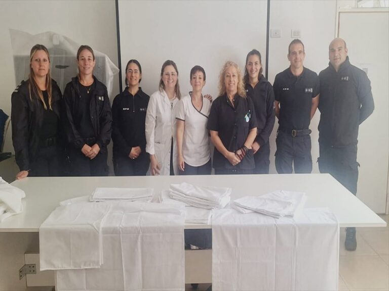 En la cárcel de mujeres de Azul elaboraron sábanas de cuna para el Hospital Materno infantil local