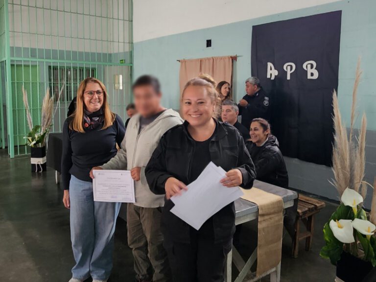 Emotivo reconocimiento a una tallerista en la Alcaidía Penitenciaria Batán