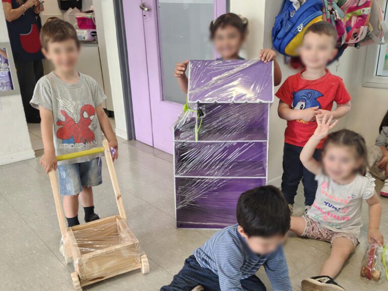 Desde una cárcel de Gorina elaboraron mobiliario y juegos didácticos para un jardín de infantes