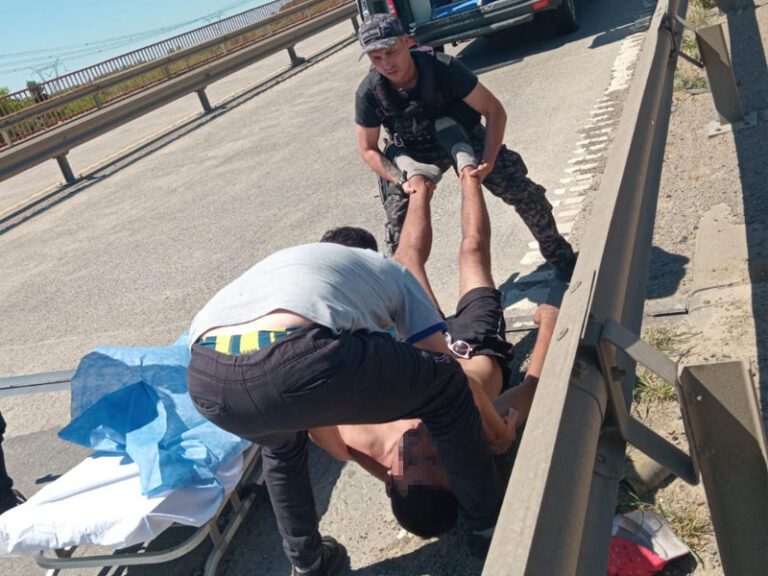 Agentes penitenciarios de una cárcel de Campana salvaron la vida con RCP a un transeúnte que se descompensó