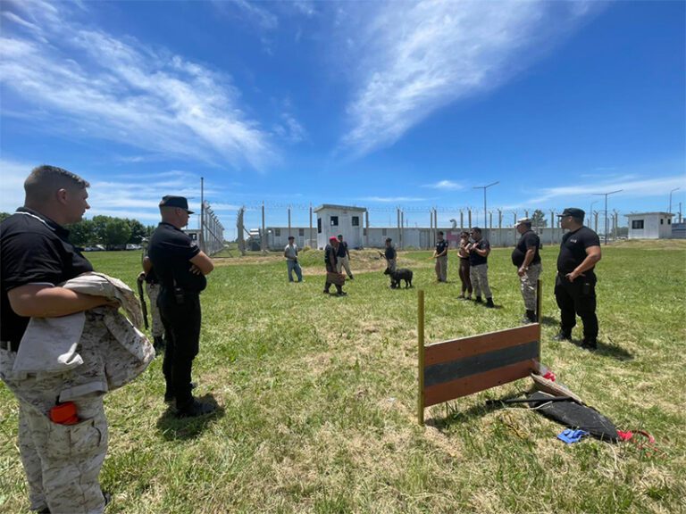 Se realizó un seminario de canes para agentes de Florencio Varela