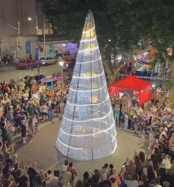 Olavarría: en una cárcel de Sierra Chica elaboraron un árbol navideño de 8 metros de alto que se instaló frente al Palacio municipal