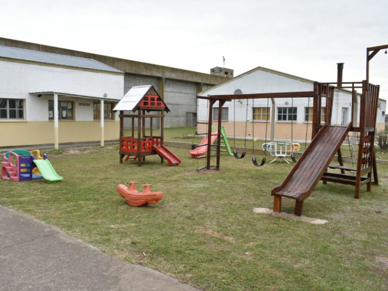 Se inauguró una plaza de juegos para las visitas en la Unidad 54 Florencio Varela