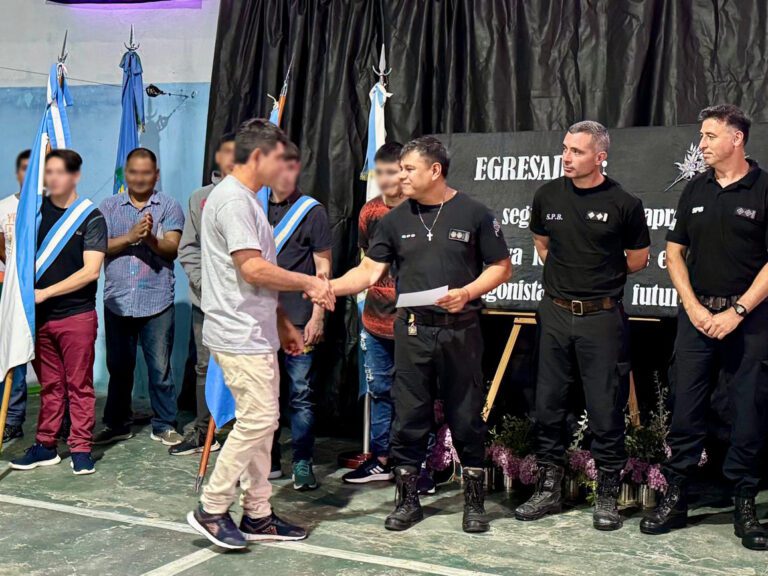 Distinguen a los egresados y mejores promedios de alumnos que cursaron los niveles Primario y Secundario en la cárcel de Dolores