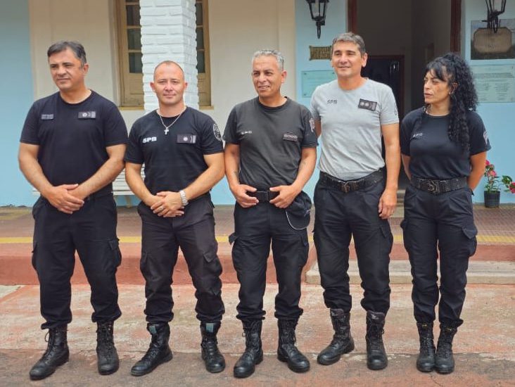 La Unidad 2 despidió a tres agentes con una guardia de honor cargada de emoción