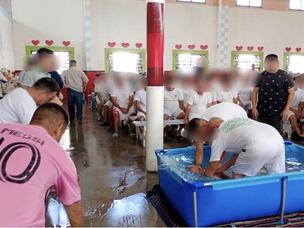 Privados de la libertad se bautizaron en aguas en la Unidad 38