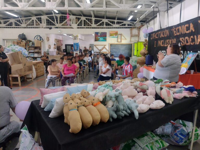 En una cárcel de Merlo elaboraron 600 juguetes para que bomberos voluntarios ayuden a Papá Noel y los Reyes Magos