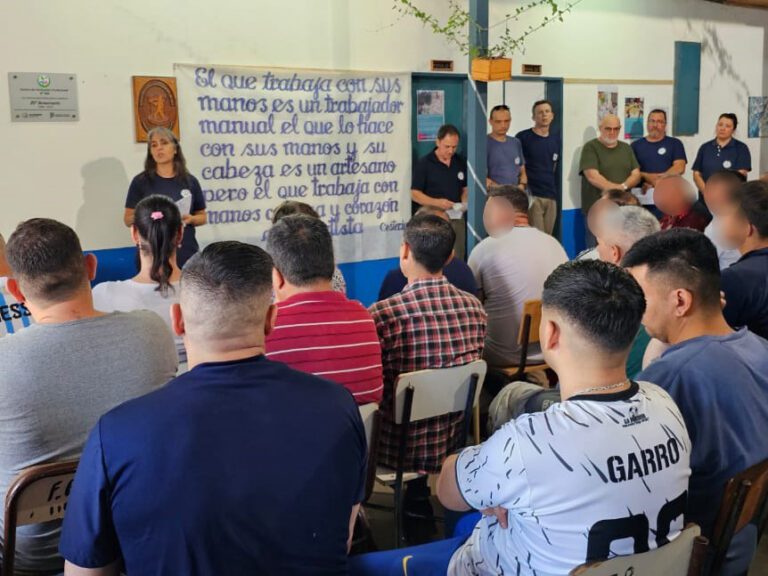 Entrega de diplomas en el Centro de Formación Profesional N° 402