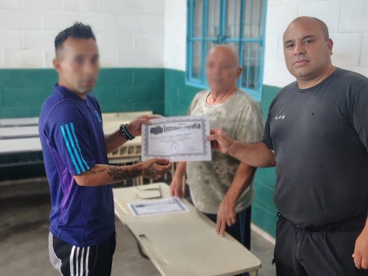 Finalización y entrega de diplomas del taller de Introducción a la Fotografía en la Unidad 48