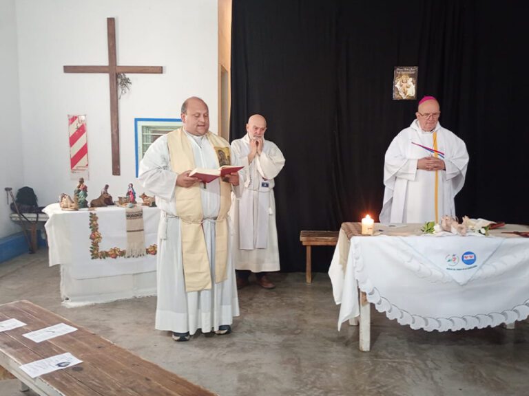 Misas navideñas con Monseñor Giobando en Unidades de Batán