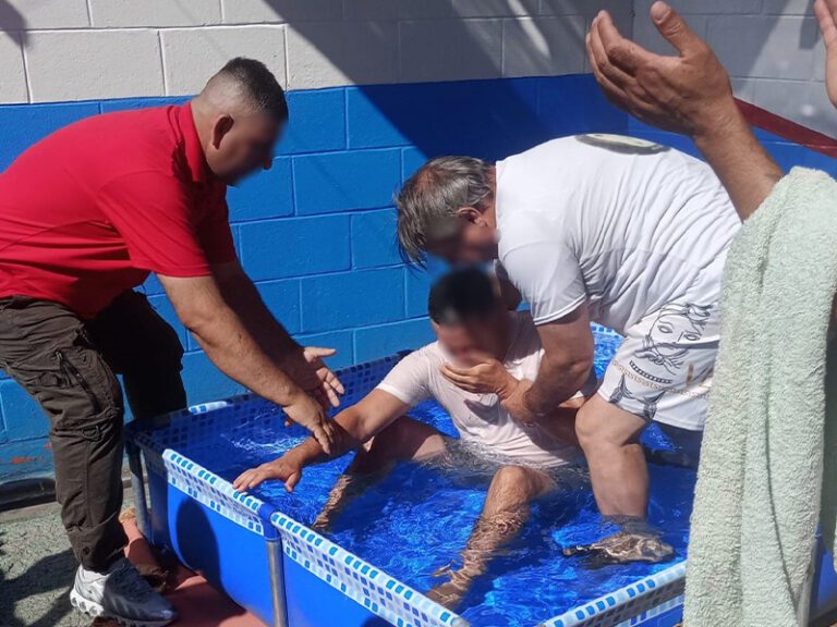 Bautismos evangélicos en la Unidad 17
