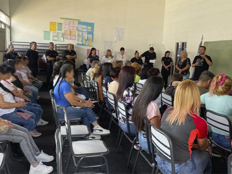 Entrega de certificados de cursos de formación profesional en la Unidad 47 San Martín