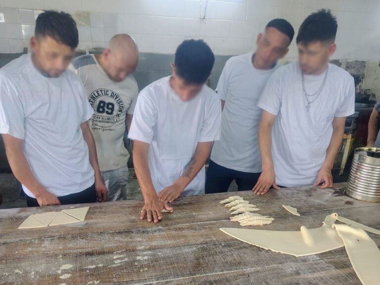Personas privadas de la libertad de la Unidad 39 se capacitaron en panadería para reinsertarse en la sociedad