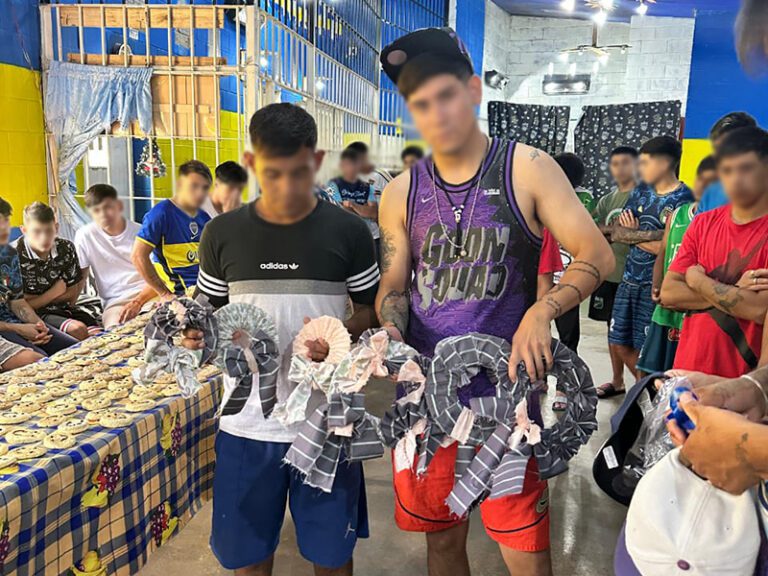 Jóvenes adultos de la Unidad 54 elaboraron galletitas y adornos navideños para entregar a sus familias