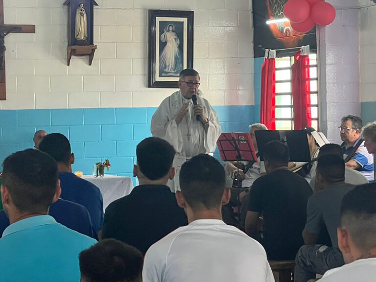 El obispo de la Diócesis de Morón celebró misa para las personas privadas de la libertad de la Unidad 39