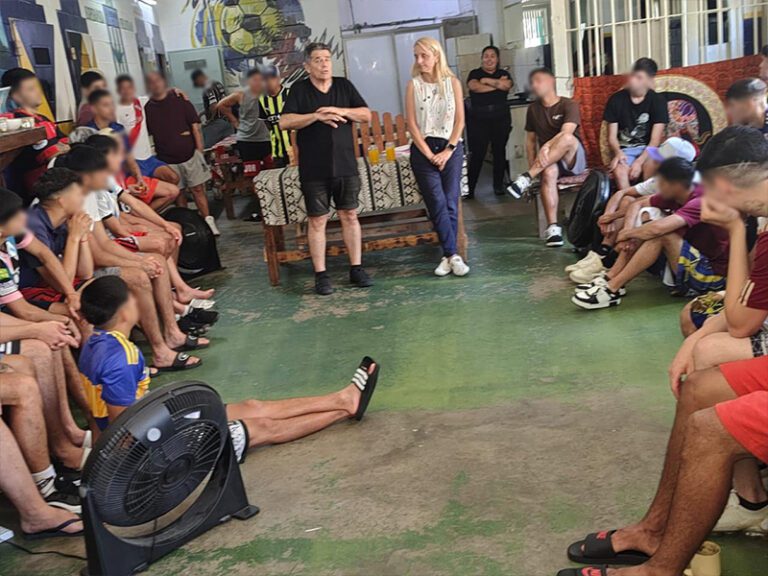 Julián Weich visitó a privados de libertad de la Unidad 47 en el marco de un proyecto educativo