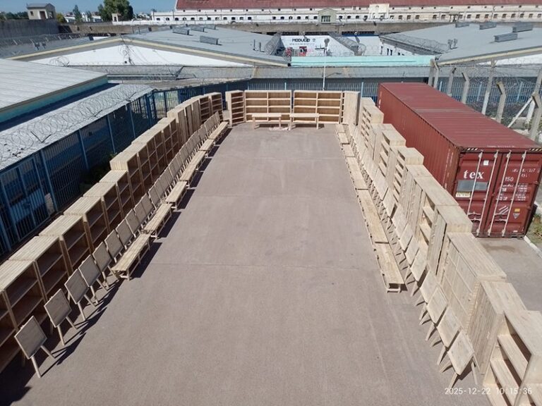 En la cárcel de Bahía Blanca fabricaron mobiliario escolar para siete entidades educativas