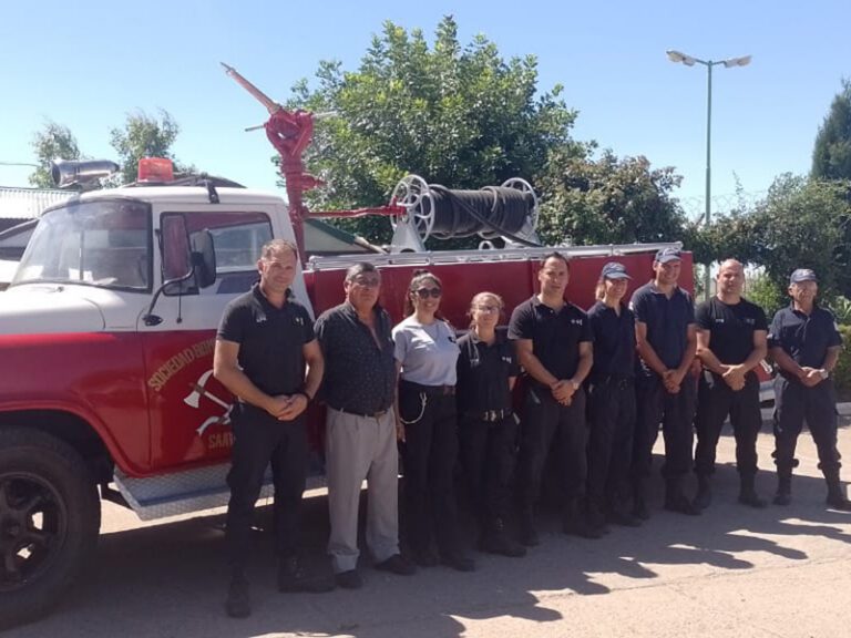 En la cárcel de Saavedra restauraron una autobomba histórica del Cuartel de Bomberos Voluntarios local