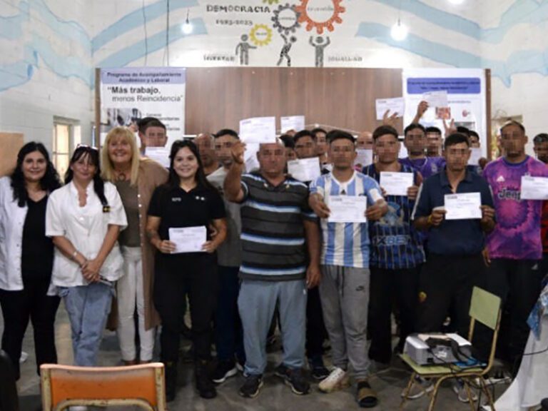 Entrega de certificados: Formación Técnica para la reinserción en la unidad 18