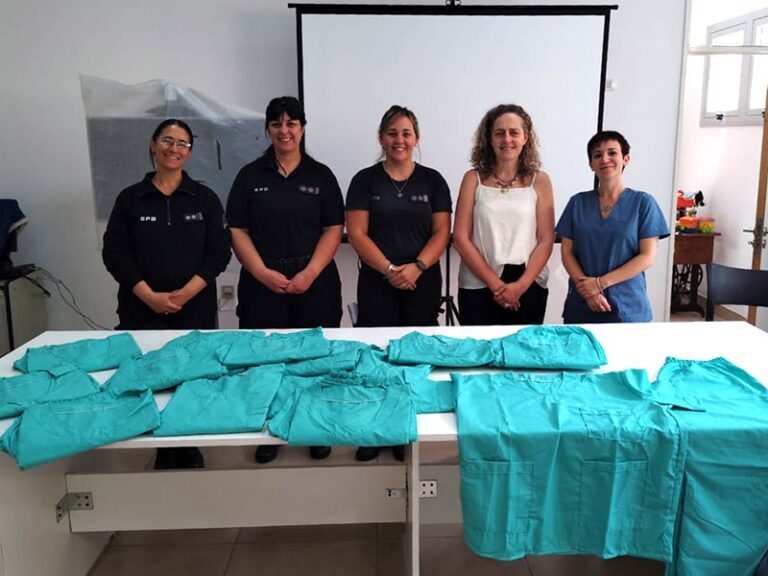 En la cárcel de mujeres de Azul confeccionaron indumentaria sanitaria para el Hospital Materno Infantil