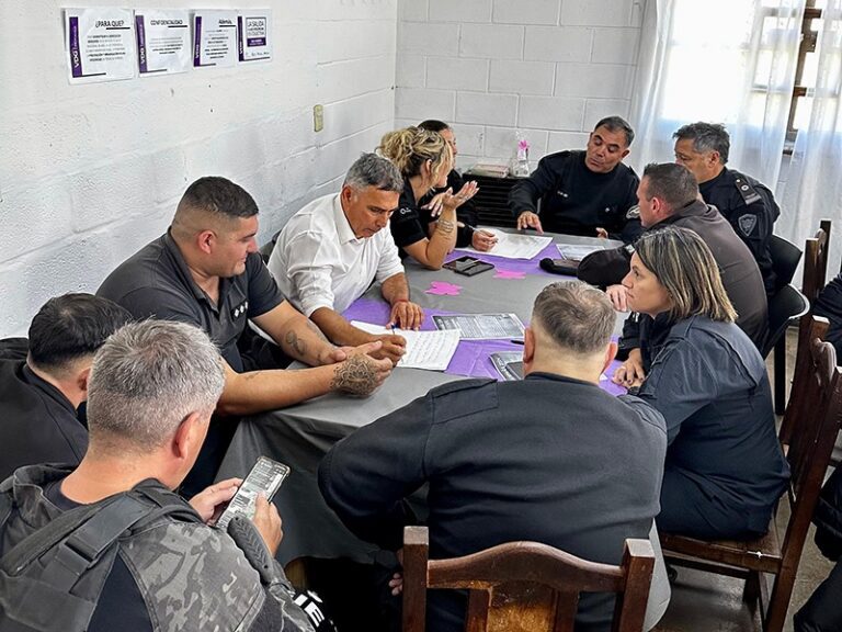 Jornada de reflexión en el marco del 25N y reinauguración del banco rojo