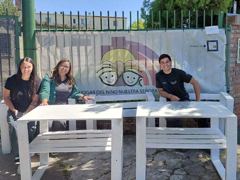 En una cárcel de Campana elaboraron bancos, mesas y almohadones para un Hogar de Niños