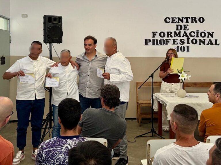 En la cárcel de Dolores entregaron certificados a los privados de libertad que se capacitaron en oficios