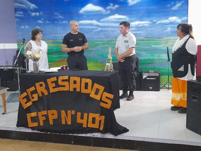 Acto de cierre de cursos y entrega de certificados a los estudiantes del CFP N°401