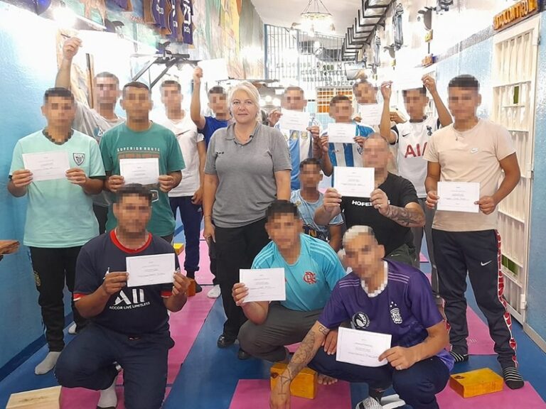 Entrega de certificados por el cierre del taller de Yoga en las Unidades 35 y 36